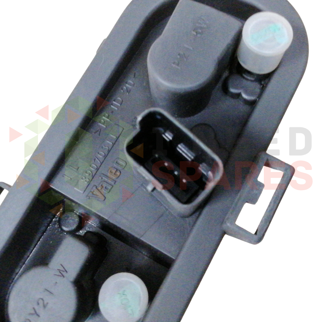 Nissan Qashqai MK1 J10 Outer Left Tail Light Bulb Holder 89070311